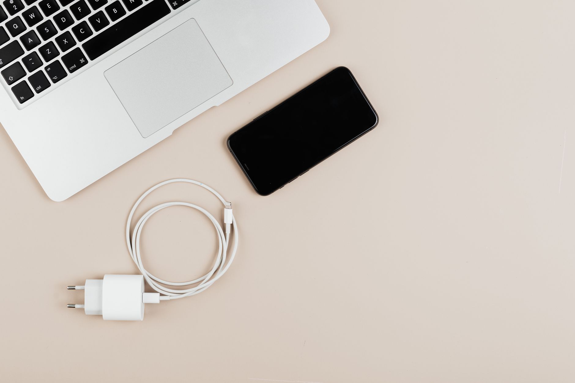 Розетка у стола решает больше, чем скорость Wi-Fi
