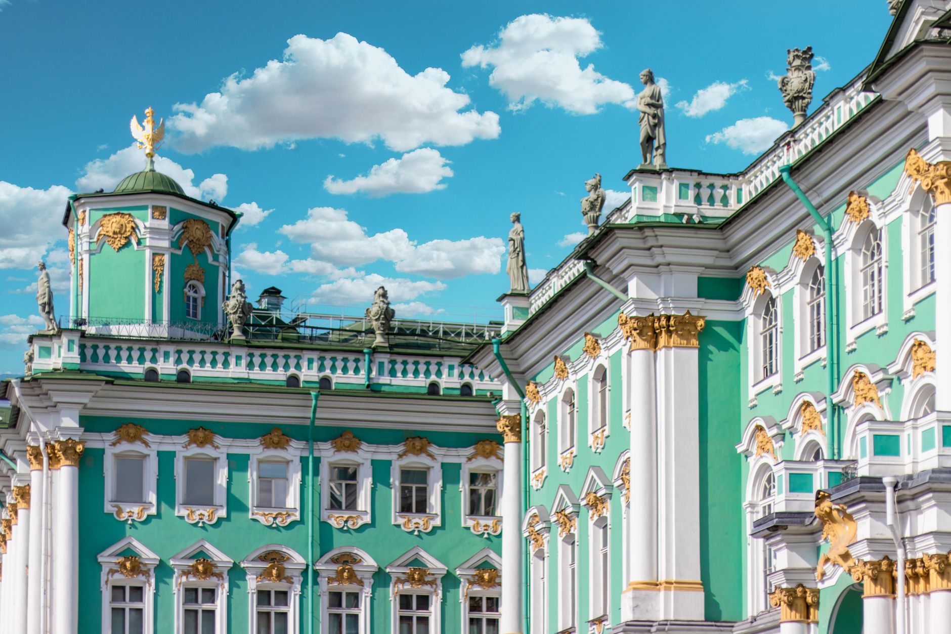 Dalí Theatre-Museum: Practical Guide for Visitors, Architects, and Russian Screen Professionals