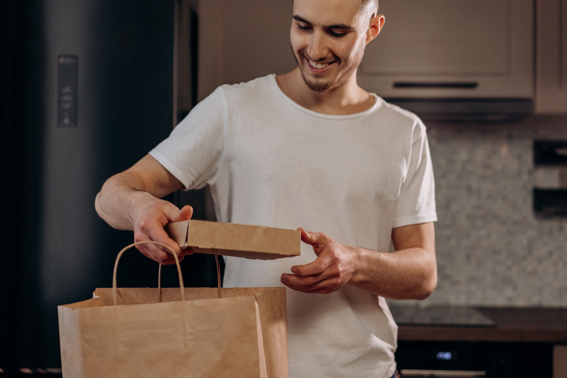 Продукты привозят из ближайшего даркстора за полчаса