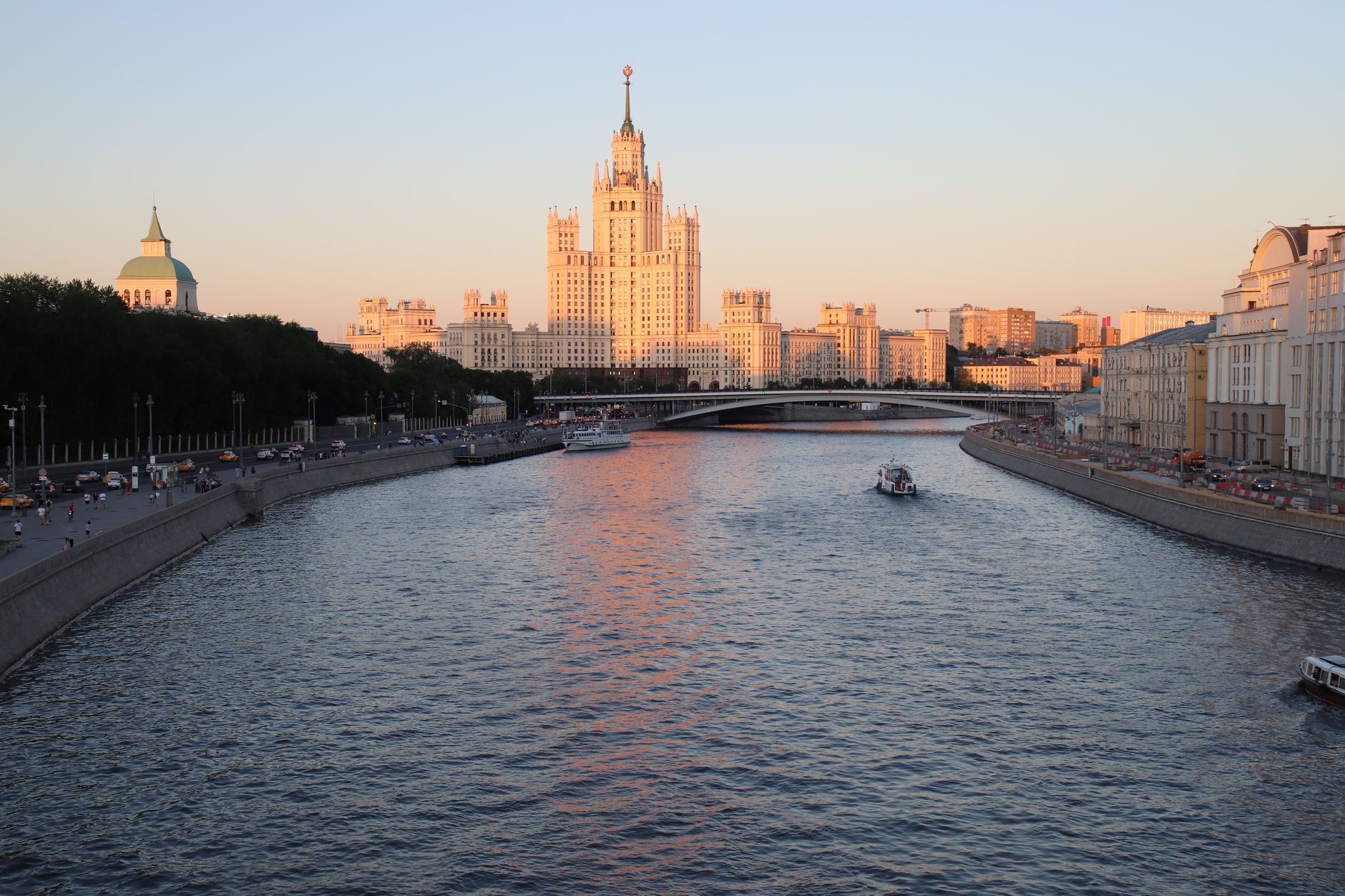 Набережная, открытая на восток, — самая простая точка наблюдения