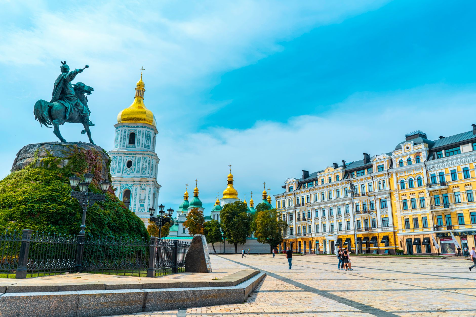 How Do You Reach Smolny Cathedral From Central Saint Petersburg?
