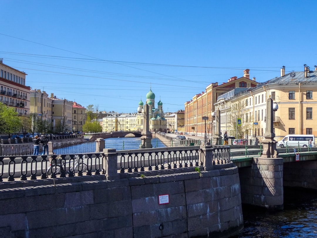 Bank Bridge and Lion Bridge: Suspended Pedestrian Crossings with Mythological Guardians