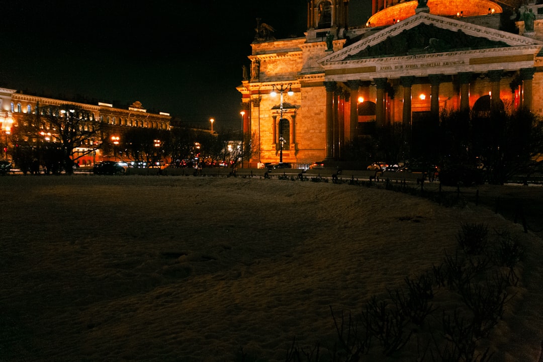 How much should tourists budget for Russian meals in Saint Petersburg?
