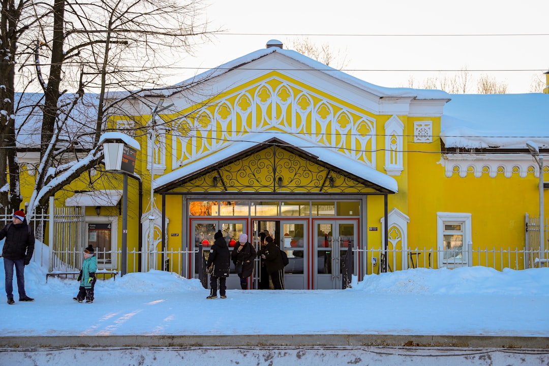 What should visitors know about opening hours and seasonal changes?