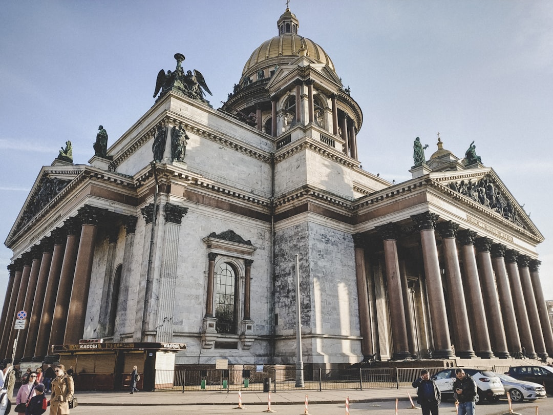 What architectural styles define Saint Petersburg's cityscape?