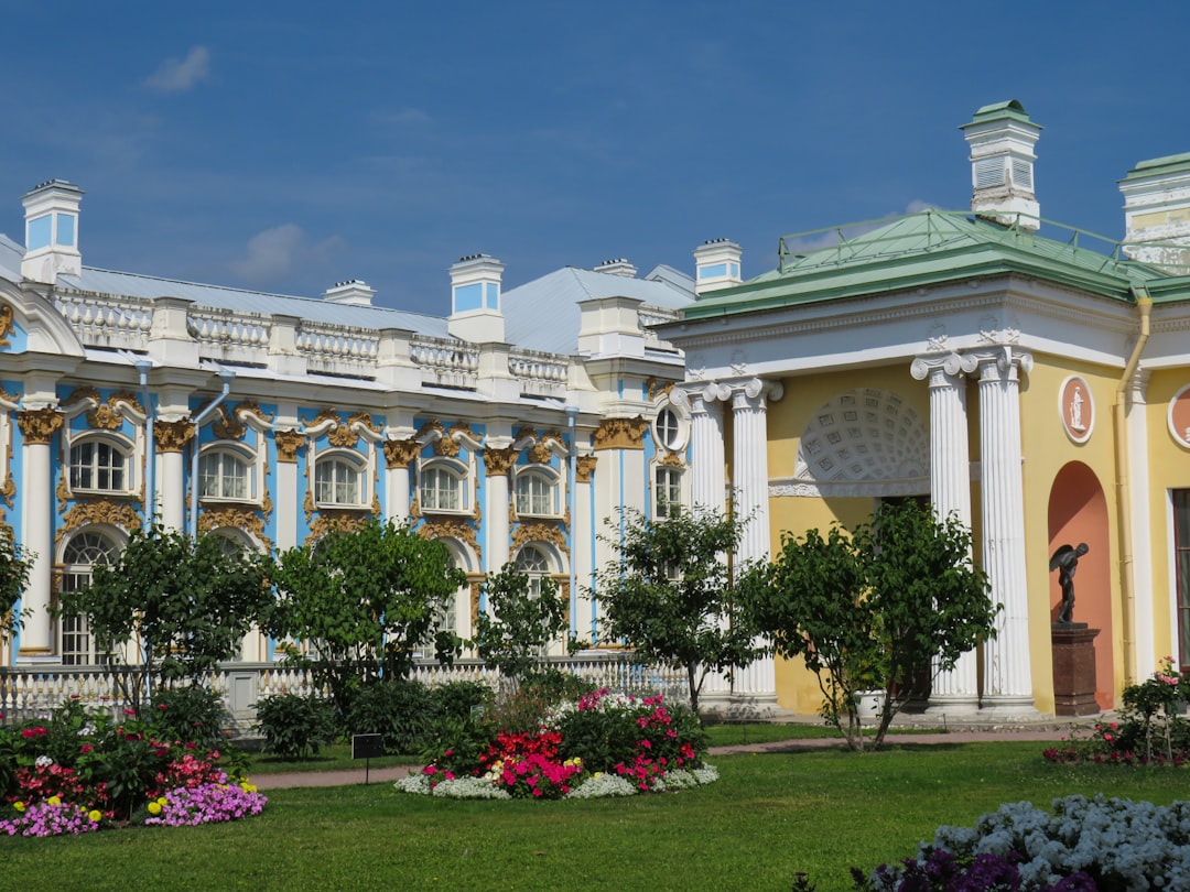 How can visitors combine banya experiences with other Saint Petersburg activities?
