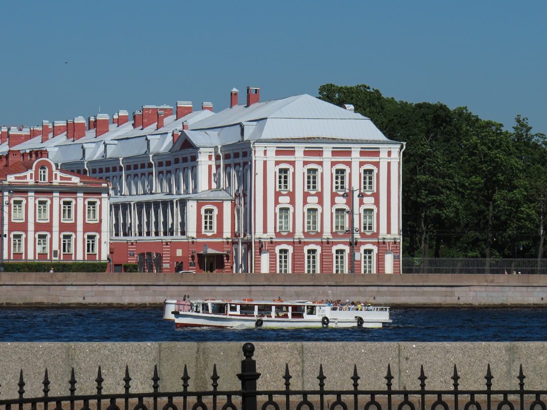 What makes the architecture unique compared to other Saint Petersburg landmarks?