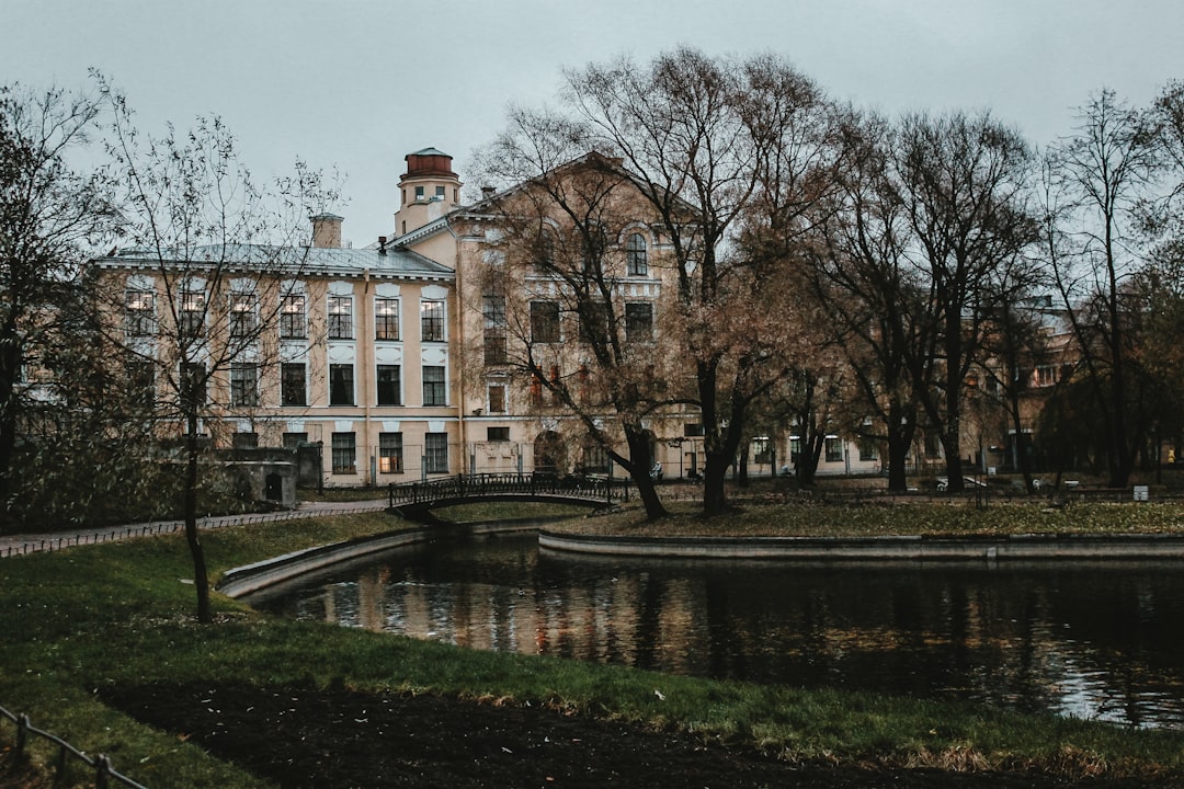 What are the admission prices and opening hours for Oranienbaum?