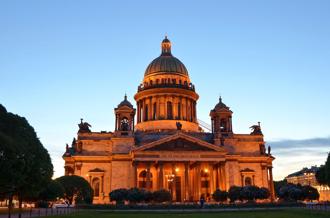 What are the museum's opening hours and best visiting times?