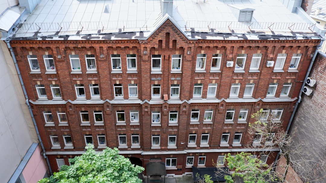 How does hotel registration work in Saint Petersburg?