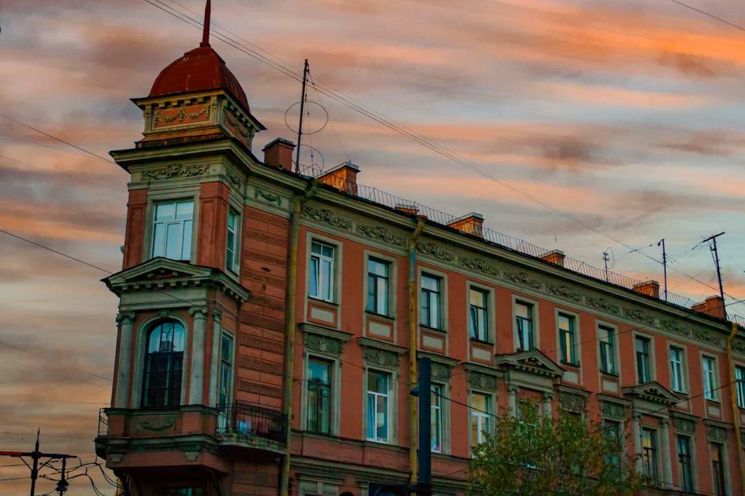 Which restaurants near major Saint Petersburg attractions serve quality Russian food?