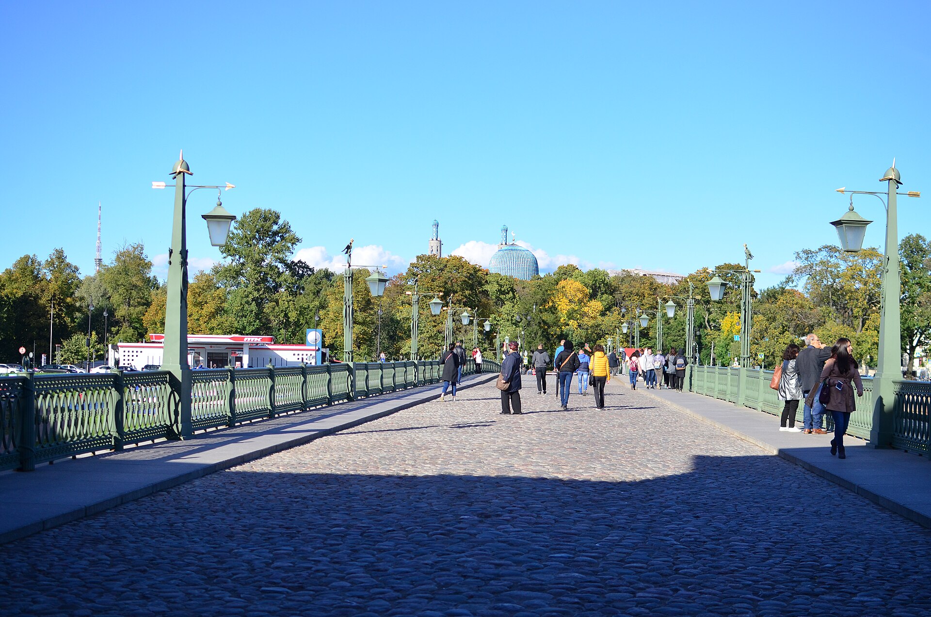 Иоанновский мост в Петропавловскую крепость осенью