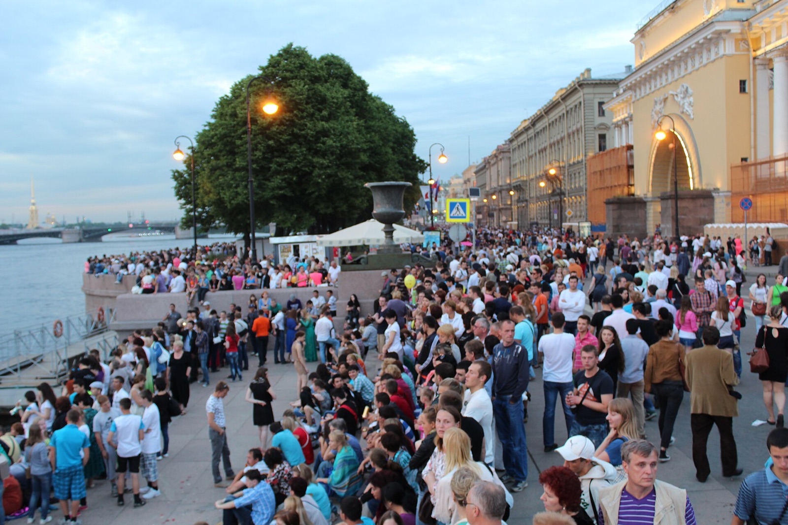 Crowd on the Admiralty Embankment waiting for the bridges to open