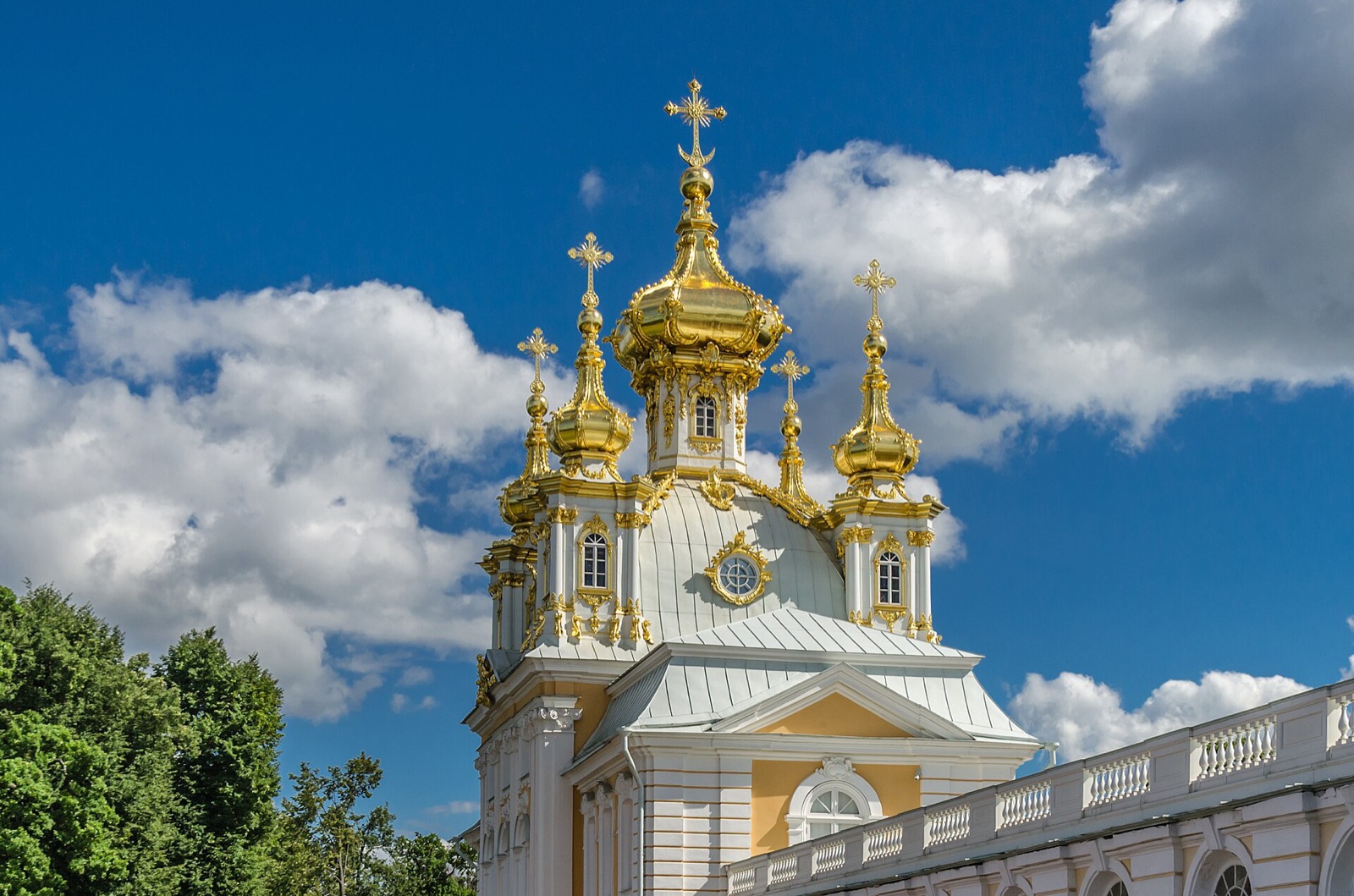 Золотые купола дворцовой церкви Большого Петергофского дворца