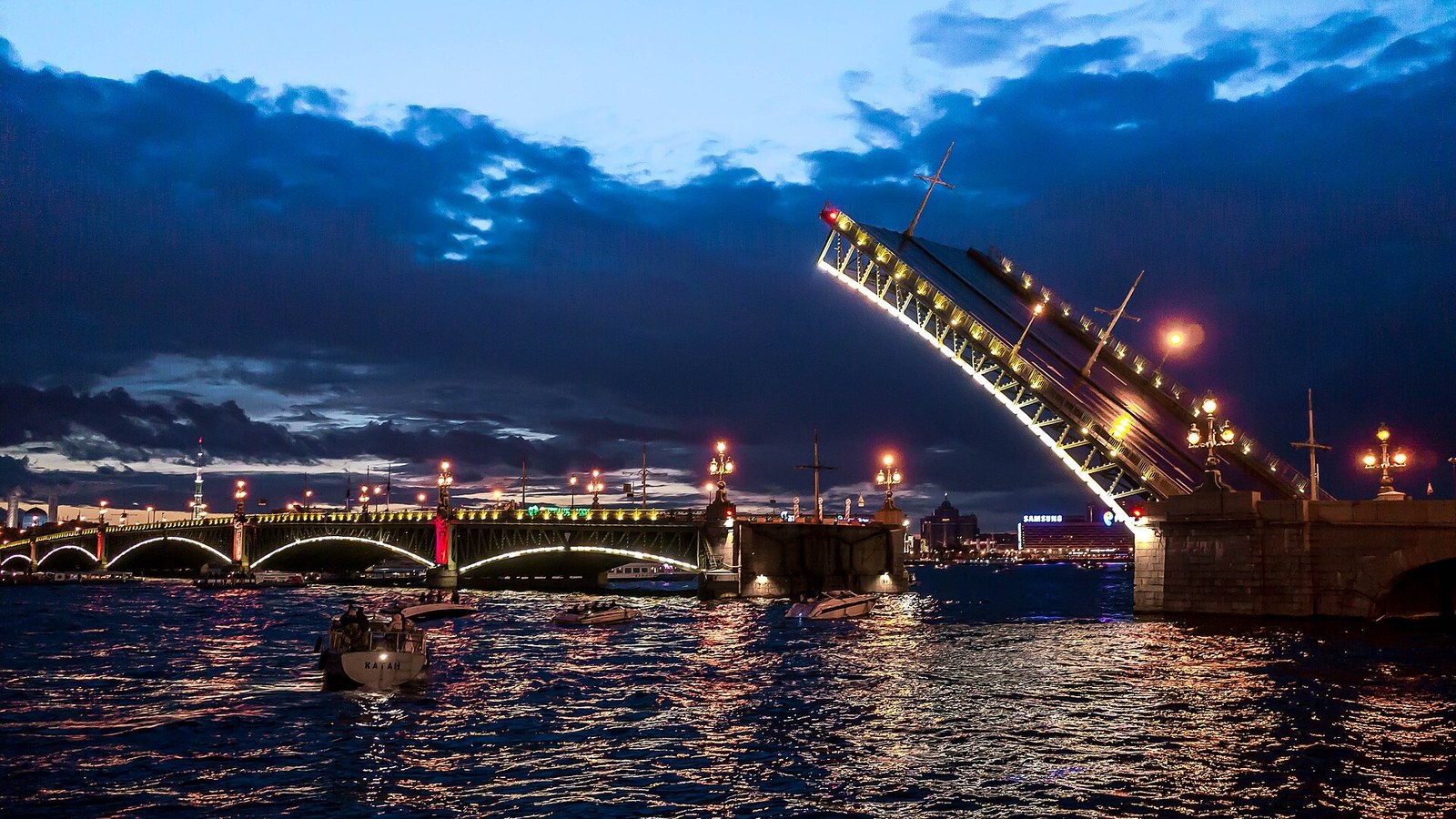 Разведённый мост над Невой ночью