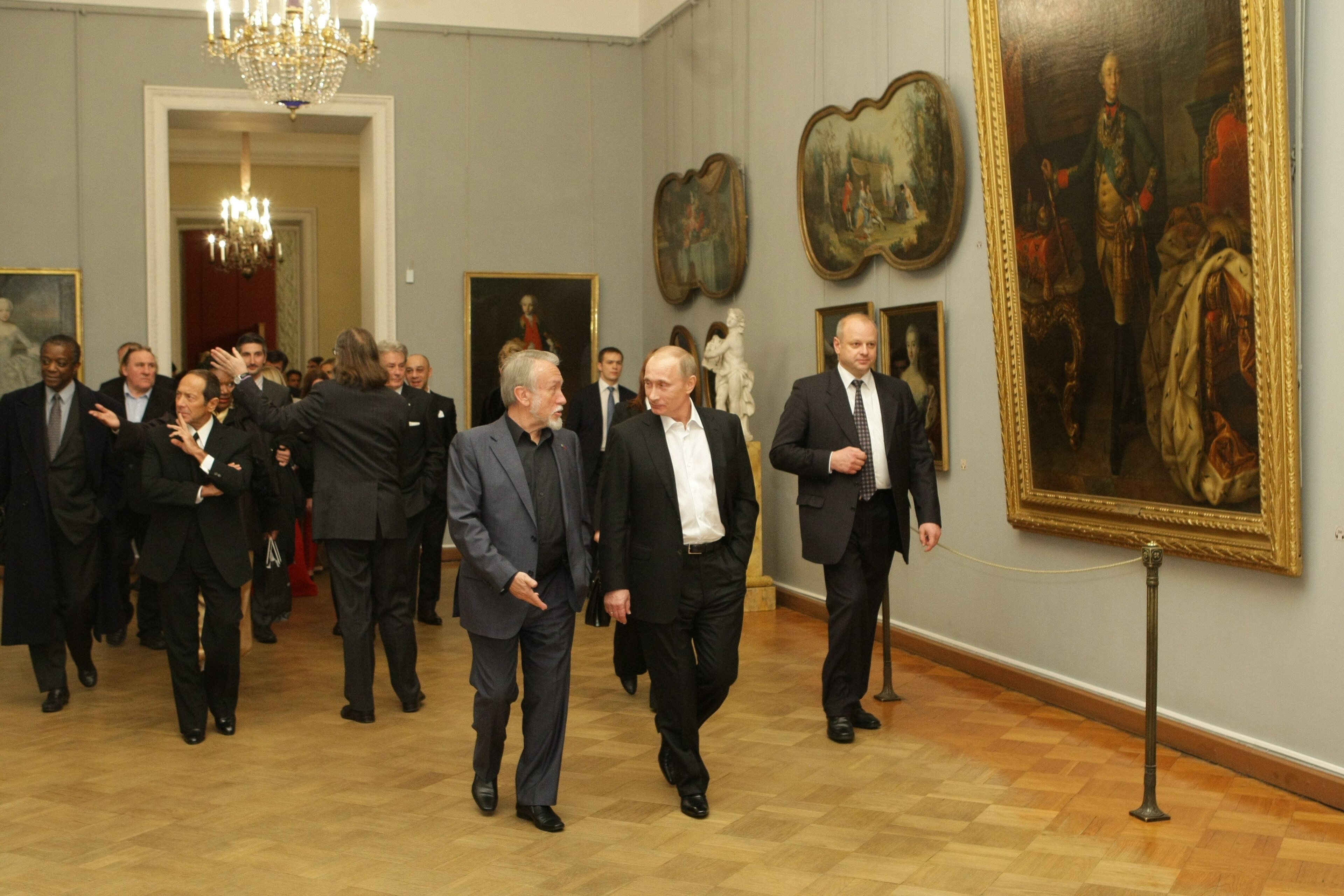 Putin and charity concert members in Russian Museum 01