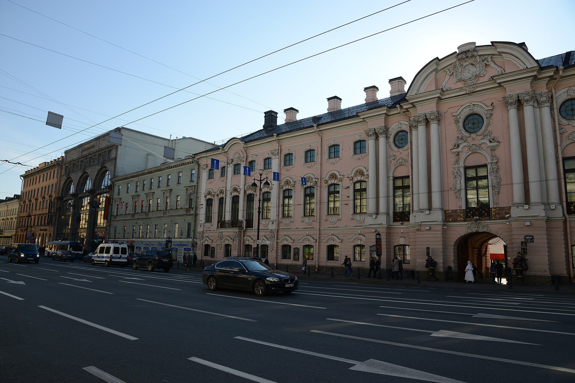 Stroganov Palace courtyard with the bronze lioness