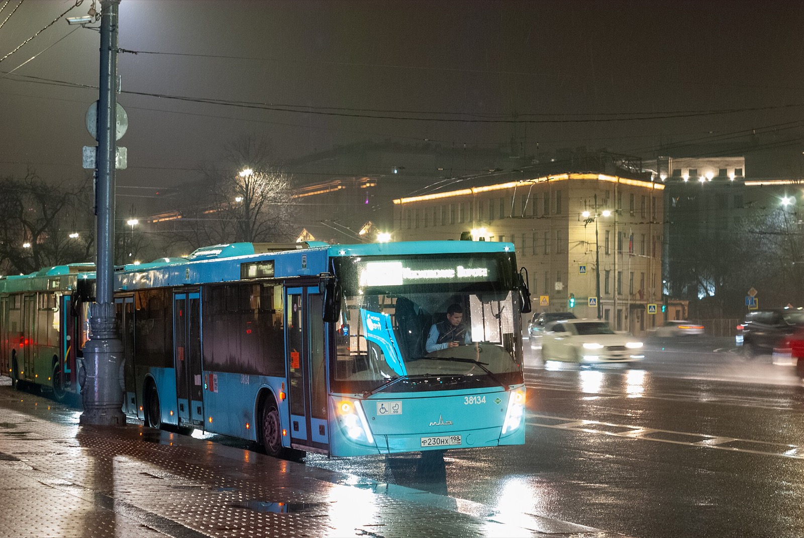 Ночной Московский проспект, автобус и поток машин