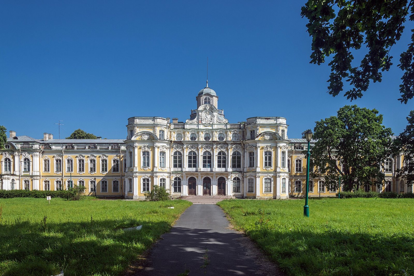 Peterhof Road by the estate