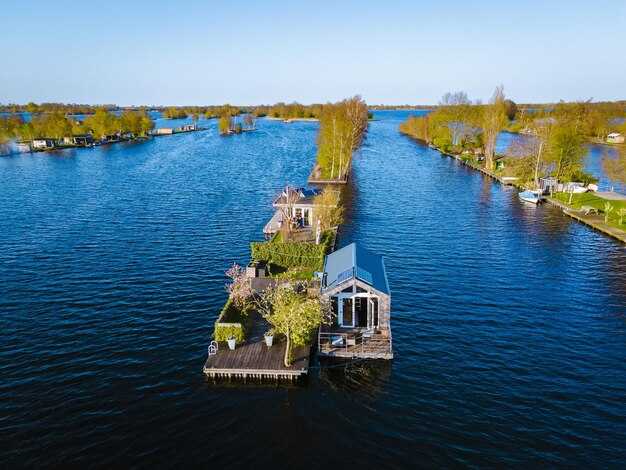 Food, Drink, and Vibe: Waterfront Cafes, Local Eateries, and Seasonal Pop-Ups